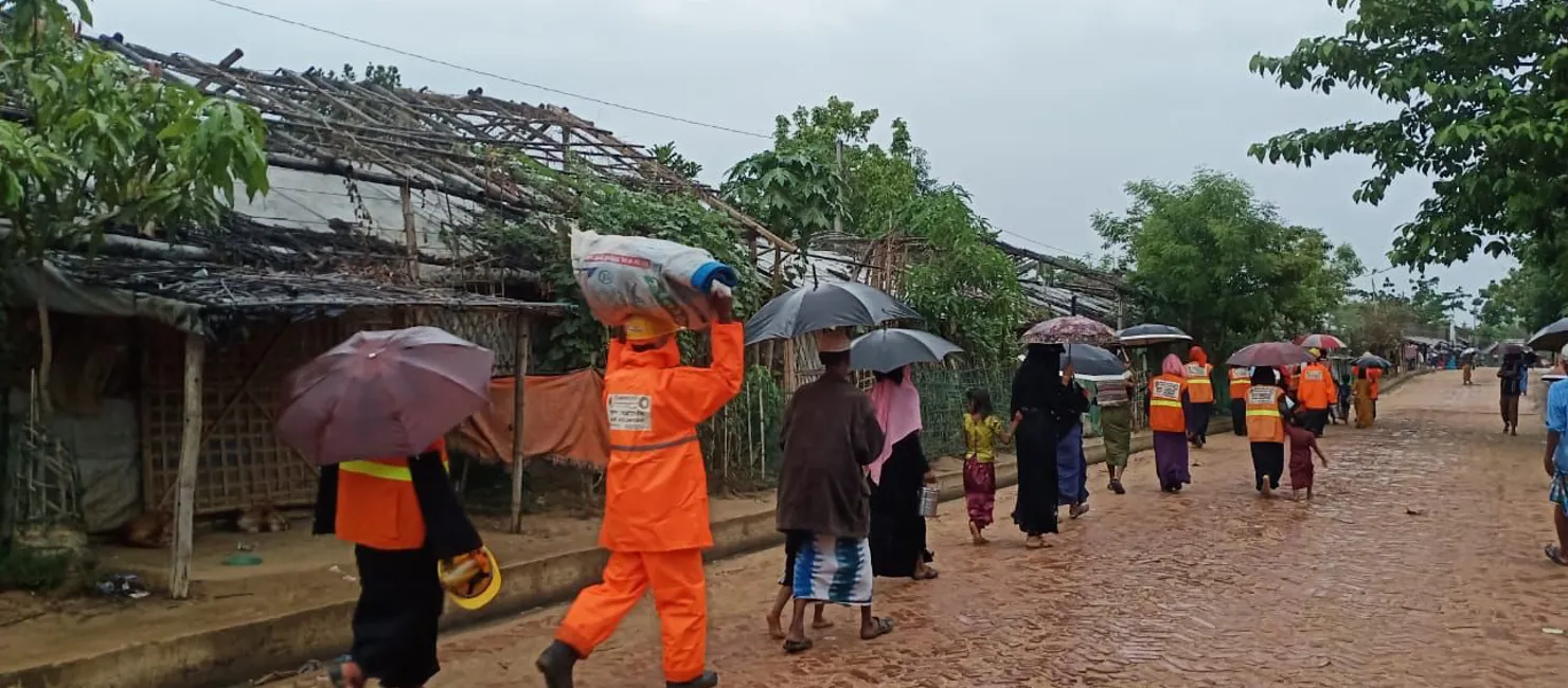 Refugees evacuate before Cyclone Mocha hits Bangladesh